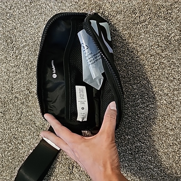 Lululemon Everywhere Belt Bag Rainbow Logo O/S Black NEW - Picture 8 of 10